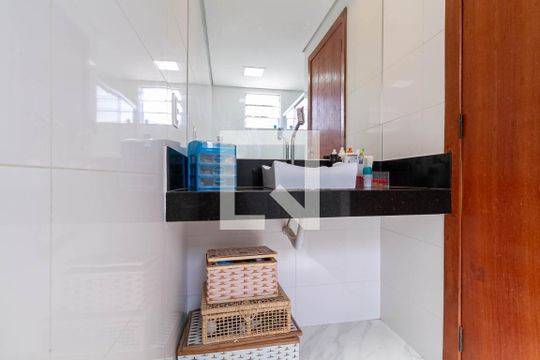 Banheiro da suíte de casa à venda com 2 quartos, 274m² em Arvoredo Ii, Contagem