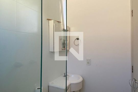 Banheiro de apartamento para alugar com 3 quartos, 67m² em Morro Santana, Porto Alegre