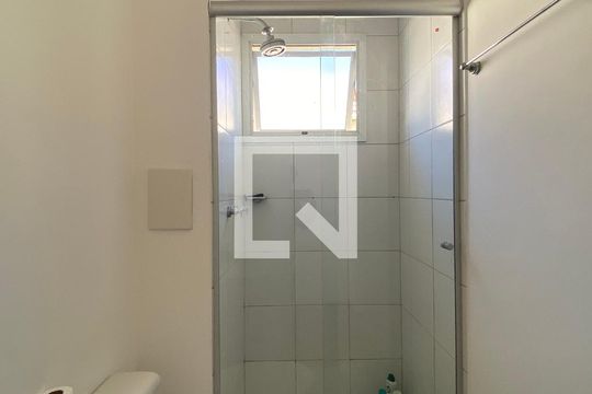 Banheiro de apartamento para alugar com 3 quartos, 67m² em Morro Santana, Porto Alegre