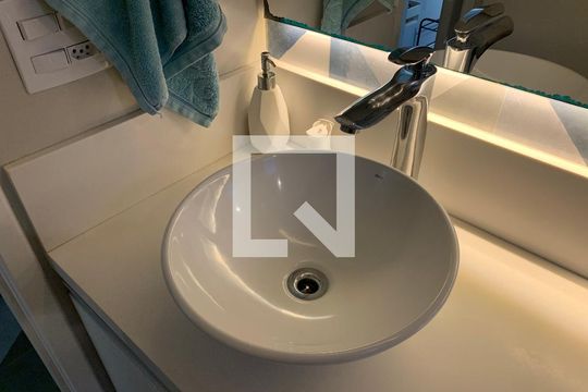 Banheiro de apartamento à venda com 2 quartos, 48m² em Cambuci, São Paulo