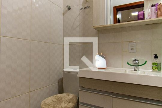 Banheiro de casa à venda com 2 quartos, 60m² em Harmonia, Canoas