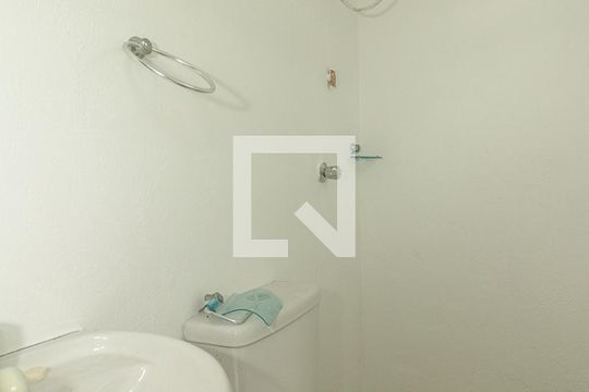 Banheiro 3 fundos de apartamento à venda com 4 quartos, 90m² em Passo da Areia, Porto Alegre