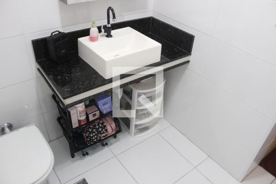 Banheiro da Suíte de apartamento para alugar com 2 quartos, 116m² em Centro, São Vicente