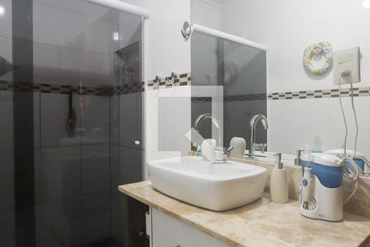 Banheiro de apartamento à venda com 3 quartos, 85m² em Petrópolis, Porto Alegre