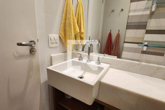 Banheiro de apartamento à venda com 1 quarto, 46m² em Flamengo, Rio de Janeiro