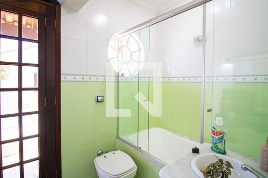 Banheiro da Suíte de casa à venda com 5 quartos, 500m² em Vila Nivi, São Paulo