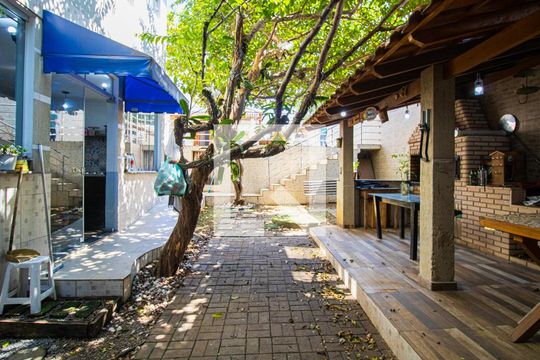 Quintal de casa à venda com 5 quartos, 500m² em Vila Nivi, São Paulo
