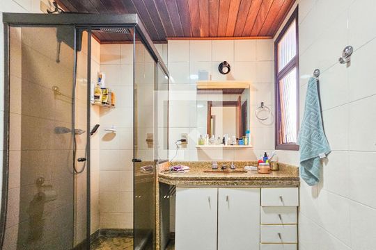 Banheiro da suíte de casa de condomínio para alugar com 4 quartos, 154m² em Jardim Tejereba, Guarujá