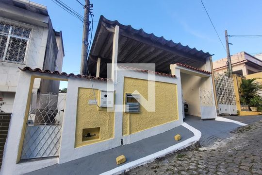 Fachada de casa para alugar com 3 quartos, 94m² em Vila Valqueire, Rio de Janeiro