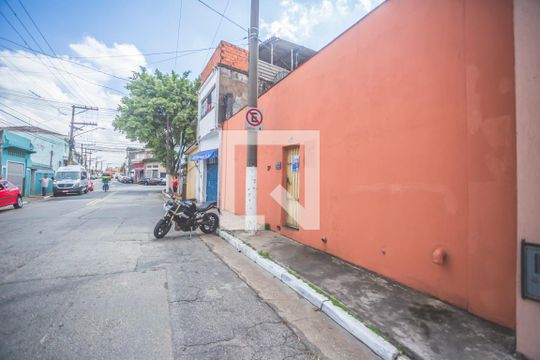 Fachada de casa para alugar com 1 quarto, 45m² em Jardim Oriental, São Paulo