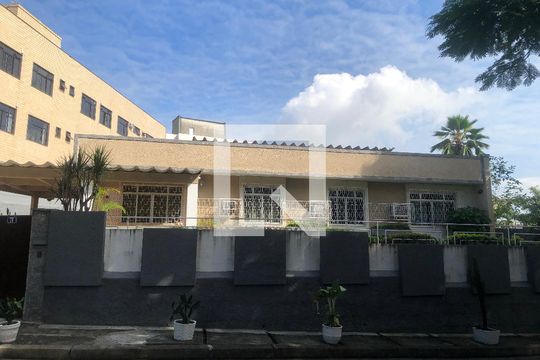 Fachada de casa à venda com 4 quartos, 190m² em Jardim Guanabara, Rio de Janeiro