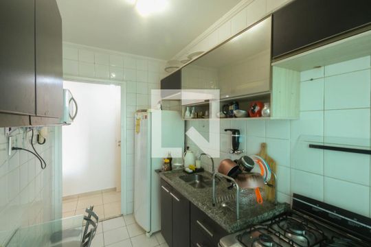 Cozinha e área de serviço de apartamento para alugar com 2 quartos, 55m² em Cambuci, São Paulo