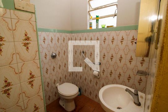 Banheiro de casa à venda com 2 quartos, 1480m² em Sagrada Família, Belo Horizonte