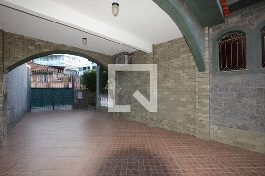 Garagem de casa à venda com 3 quartos, 500m² em Inhaúma, Rio de Janeiro
