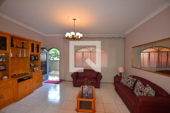 Sala de casa à venda com 3 quartos, 500m² em Inhaúma, Rio de Janeiro