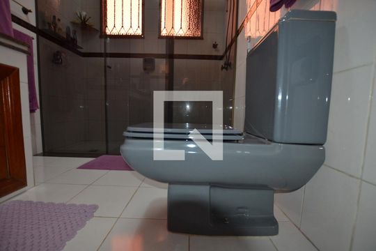 Banheiro da  Suite de casa à venda com 3 quartos, 500m² em Inhaúma, Rio de Janeiro