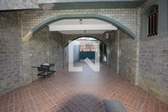 Garagem de casa à venda com 3 quartos, 500m² em Inhaúma, Rio de Janeiro