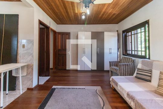 Sala  - Segundo andar  de casa à venda com 5 quartos, 284m² em Teresópolis, Porto Alegre