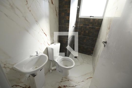 Banheiro de apartamento para alugar com 2 quartos, 42m² em Setor Grajaú, Goiânia