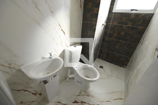Banheiro de apartamento para alugar com 2 quartos, 42m² em Setor Grajaú, Goiânia