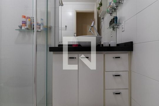 Banheiro de apartamento à venda com 2 quartos, 72m² em Vila Marieta, São Paulo