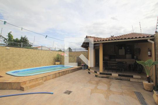 Quintal de casa à venda com 3 quartos, 250m² em Jardim Dona Leopoldina, Porto Alegre