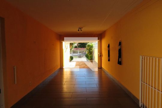 Garagem de casa para alugar com 4 quartos, 285m² em Espírito Santo, Porto Alegre