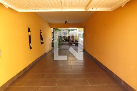 Garagem de casa para alugar com 4 quartos, 285m² em Espírito Santo, Porto Alegre