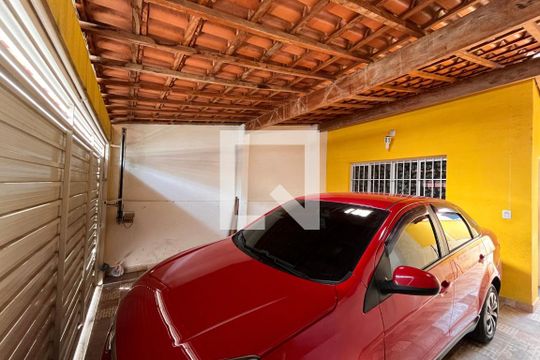 Garagem de casa para alugar com 3 quartos, 152m² em Vila Maria de Maggi, Suzano