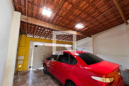 Garagem de casa para alugar com 3 quartos, 152m² em Vila Maria de Maggi, Suzano