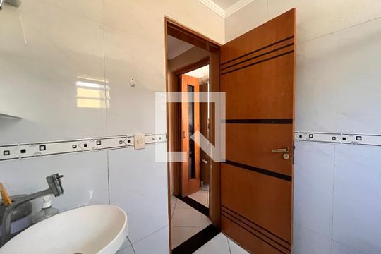 Banheiro 1 de casa para alugar com 3 quartos, 152m² em Vila Maria de Maggi, Suzano