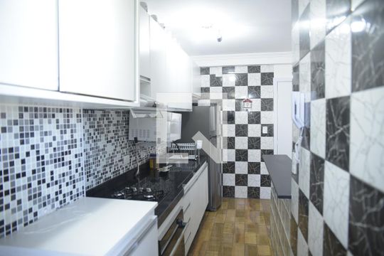 Cozinha e Área de Serviço de apartamento para alugar com 2 quartos, 57m² em Jardim Marilu, Cotia