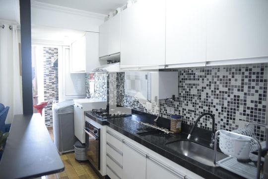 Cozinha e Área de Serviço de apartamento para alugar com 2 quartos, 57m² em Jardim Marilu, Cotia