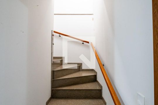 Escadas de casa à venda com 3 quartos, 199m² em Campo Belo, São Paulo