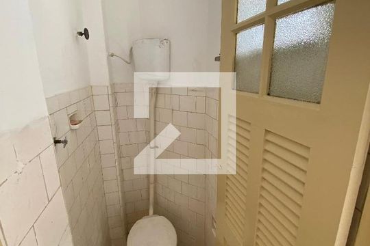 Banheiro de serviço de apartamento para alugar com 3 quartos, 62m² em São Francisco Xavier, Rio de Janeiro
