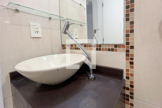 Banheiro de apartamento à venda com 3 quartos, 75m² em Vila Renascer, Vinhedo