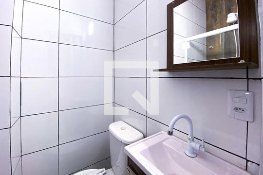 Banheiro de kitnet/studio para alugar com 1 quarto, 10m² em Jardim Bonfiglioli, São Paulo