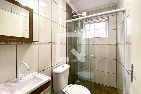 Banheiro de kitnet/studio para alugar com 1 quarto, 12m² em Jardim Bonfiglioli, São Paulo