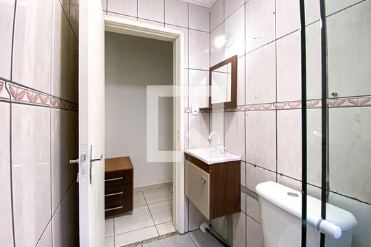 Banheiro de kitnet/studio para alugar com 1 quarto, 12m² em Jardim Bonfiglioli, São Paulo