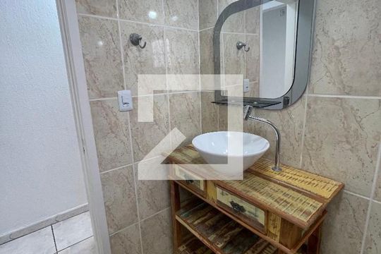 Banheiro de kitnet/studio para alugar com 1 quarto, 17m² em Jardim Bonfiglioli, São Paulo