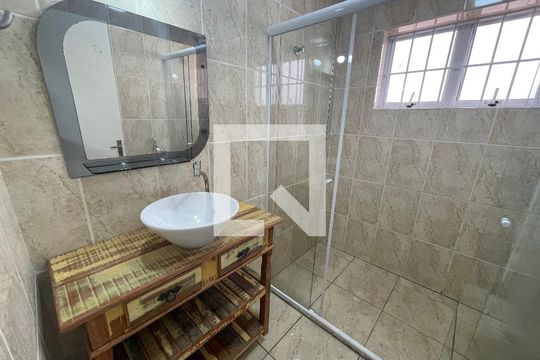 Banheiro de kitnet/studio para alugar com 1 quarto, 17m² em Jardim Bonfiglioli, São Paulo