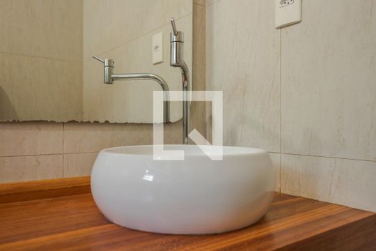 Banheiro de apartamento para alugar com 1 quarto, 40m² em Vila Ipiranga, Porto Alegre