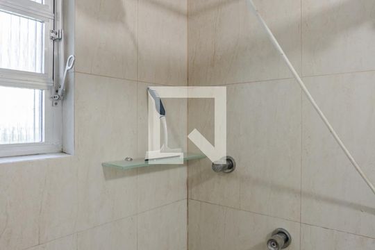 Banheiro de apartamento para alugar com 1 quarto, 40m² em Vila Ipiranga, Porto Alegre