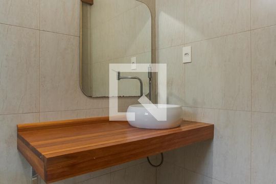 Banheiro de apartamento para alugar com 1 quarto, 40m² em Vila Ipiranga, Porto Alegre