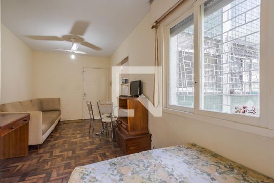 Dormitório de apartamento para alugar com 1 quarto, 40m² em Vila Ipiranga, Porto Alegre