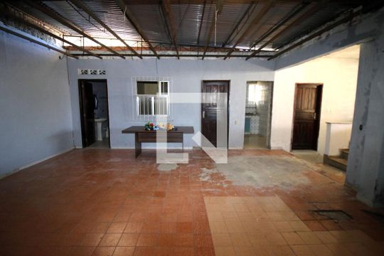 Quintal fundos coberto de casa à venda com 3 quartos, 300m² em Braz de Pina, Rio de Janeiro