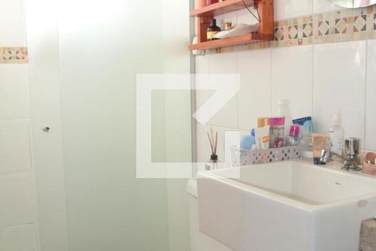 Banheiro de apartamento à venda com 2 quartos, 58m² em Vila Cloris, Belo Horizonte