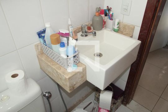 Banheiro de apartamento à venda com 2 quartos, 58m² em Vila Cloris, Belo Horizonte