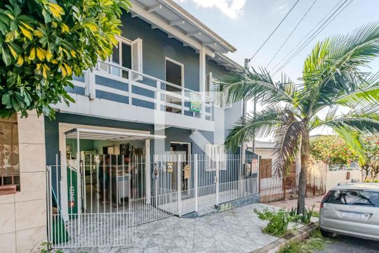 Fachada de casa à venda com 3 quartos, 200m² em Medianeira, Porto Alegre