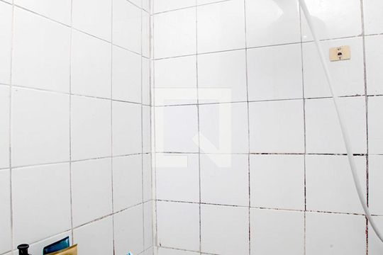 Banheiro de apartamento à venda com 1 quarto, 38m² em Santa Cecília, Porto Alegre